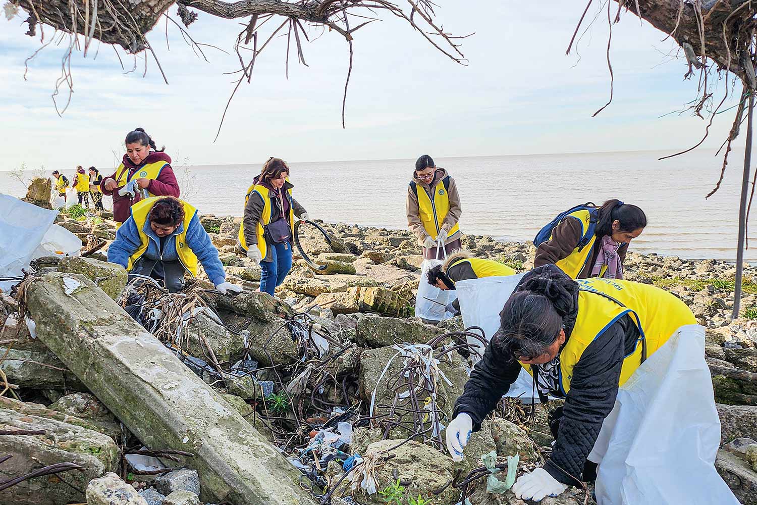 아르헨티나 비센테로페스 해변 ‘플라스틱발자국 지우기’