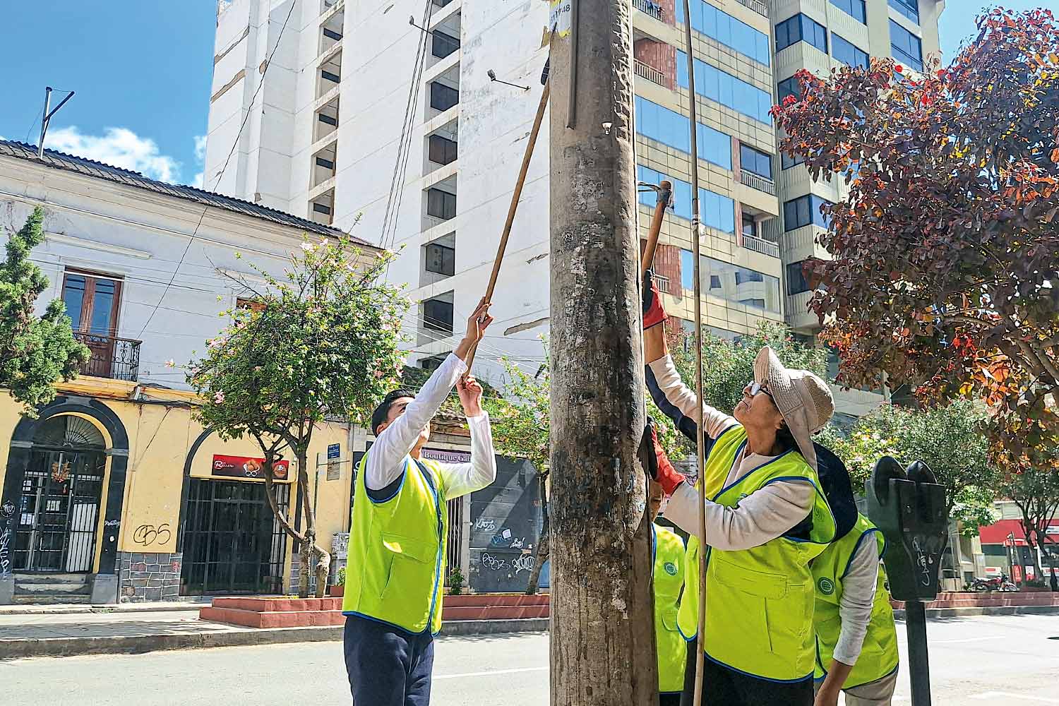 볼리비아 코차밤바 에로이나스 거리 벽보 제거 및 정화